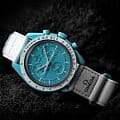 Swatch Swatch x Omega Bioceramic Moonswatch Mission to Uranus SO33L100 кварцевые женские часы часы крупный план голубой циферблата