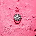 Swatch Swatch x Omega Bioceramic Moonswatch Mission to The Pink Moonphase SO33P700 кварцевые женские часы часы крупный план белый циферблата